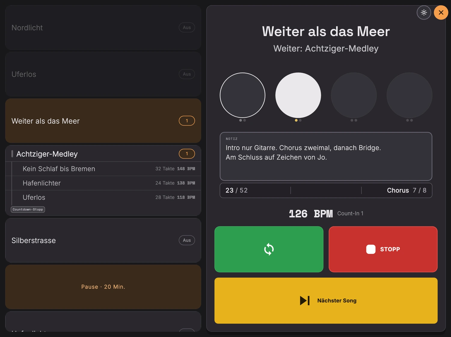 Metronom-App für Live-Musik: Setronome im Show-Modus auf dem iPad, links die Setliste mit laufendem Song und aufgeklapptem Medley, rechts Titel, LEDs, Bühnennotiz und Positionsbalken.