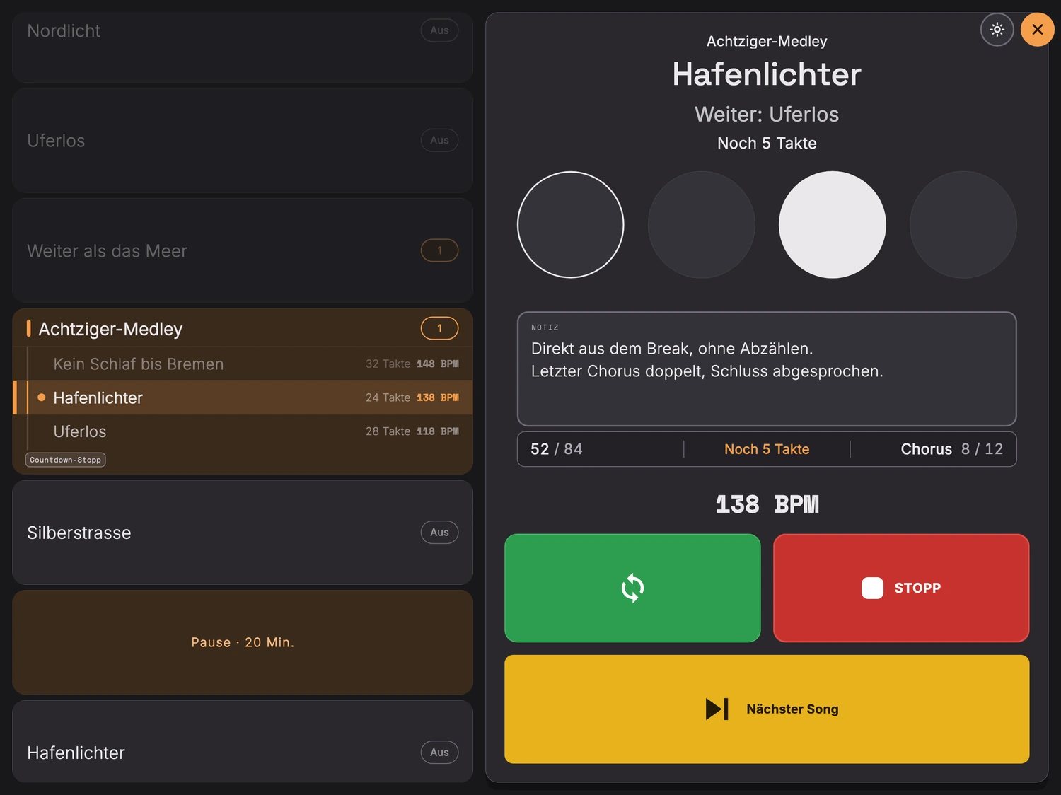Metronom für Band: der Show-Modus mitten in einem Medley, links die Setliste mit dem laufenden Teil markiert, rechts der Teilname, der nächste darunter und der Countdown bis zum Wechsel.